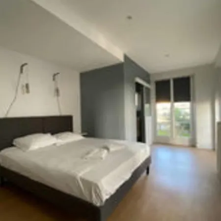 Stunning 230m With Garden In The Center