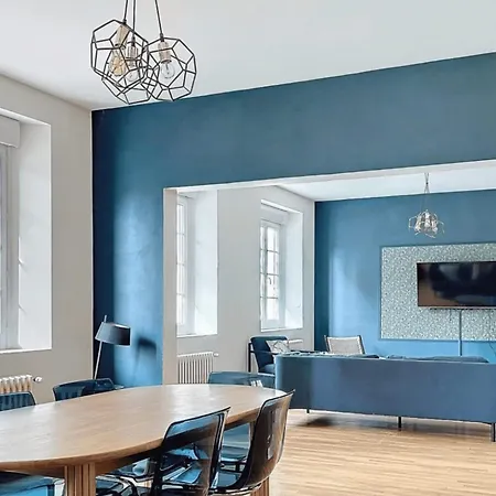 Stunning 230m With Garden In The Center *