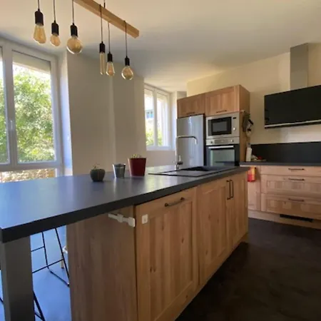 Stunning 230m With Garden In The Center